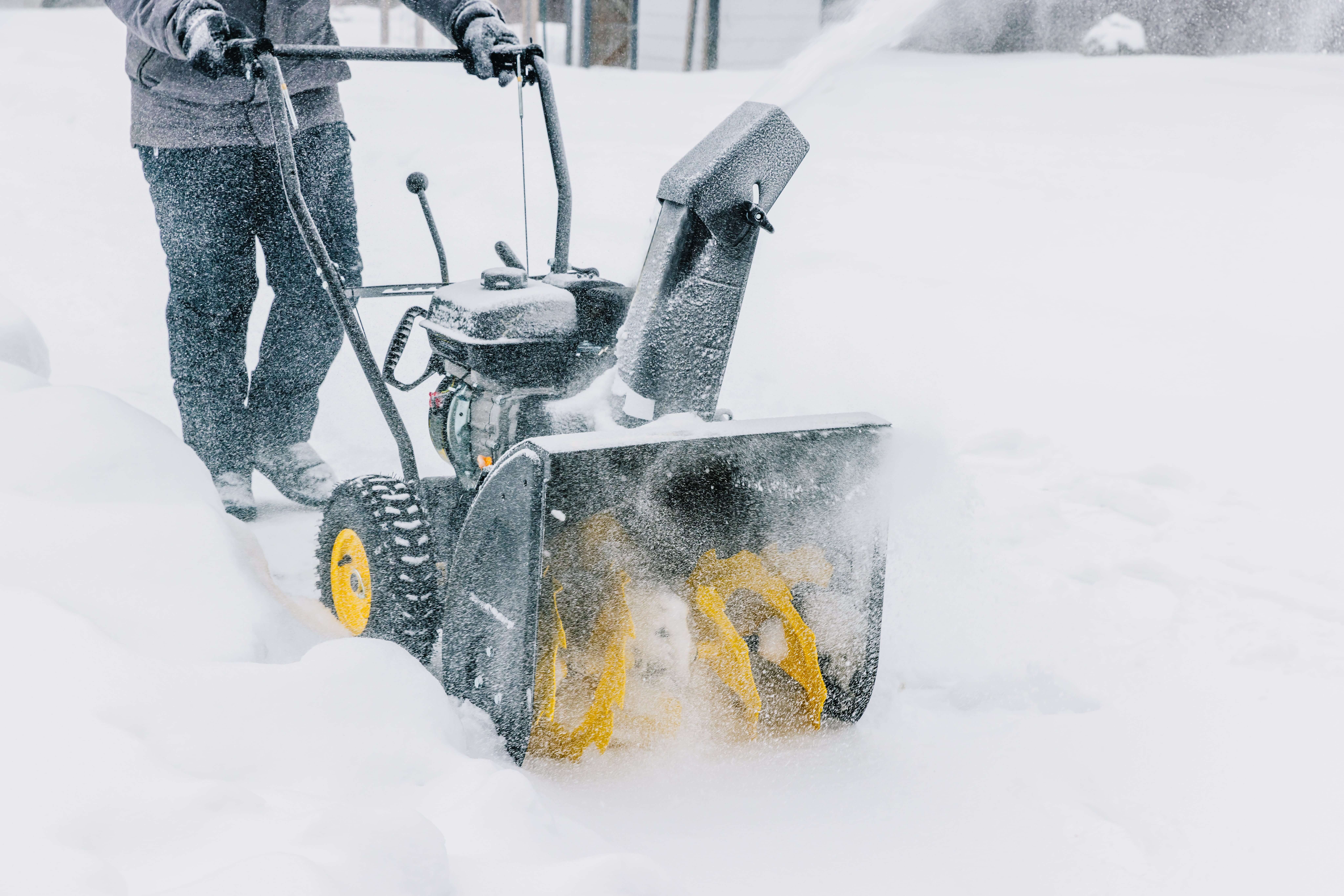winterarbeiten mit einer maschine schnee
